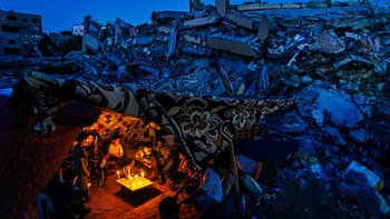 Karya finalis Marcus Yam dari Amerika Serikat. Menampilkan warga Palestina berjaga di Kota Gaza pada 25 Mei 2021, untuk mengutuk pembunuhan warga sipil, termasuk anak-anak, dalam serangan udara Israel.  Foto: All About Photo Awards