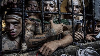 Karya finalis Tariq Zaidi Britania Raya. Menampilkan narapidana melihat ke luar sel di Pusat Penal Quezaltepeque. El Salvador. Foto: All About Photo Awards