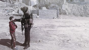 Karya finalis Antonio Denti dari Italia. Anak di Mosul Irak dan prajurit. Foto: All About Photo Awards