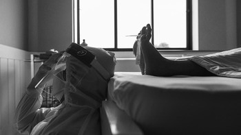 Karya finalis Hardijanto Budiman dari Indonesia. Menampilkan perjuangan dokter Ob Gyn yang bekerja 14-16 jam sehari saat puncak Corona. Foto: All About Photo Awards