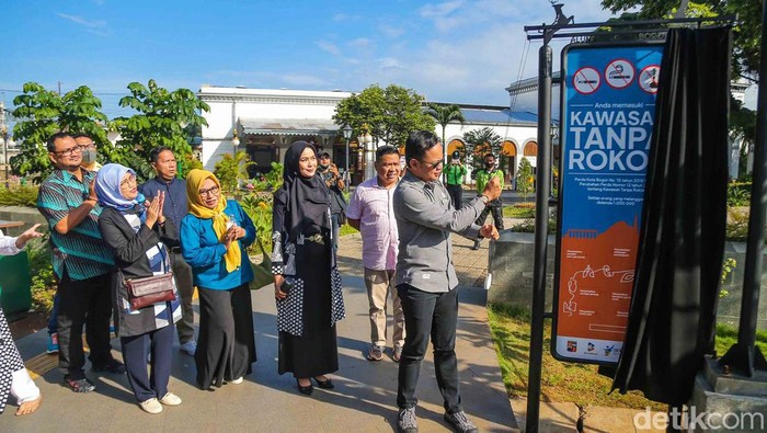 Alun-alun Kota Bogor dijadikan kawasan piknik tanpa rokok (smoke free picnic). Wali Kota Bogor Bima Arya meresmikan pelang bertuliskan 