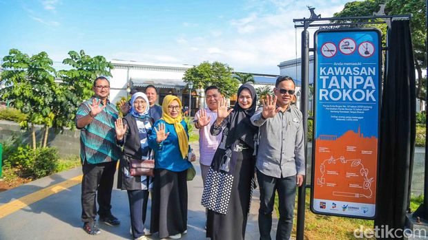Alun-alun Kota Bogor dijadikan kawasan piknik tanpa rokok (smoke free picnic). Wali Kota Bogor Bima Arya meresmikan pelang bertuliskan 