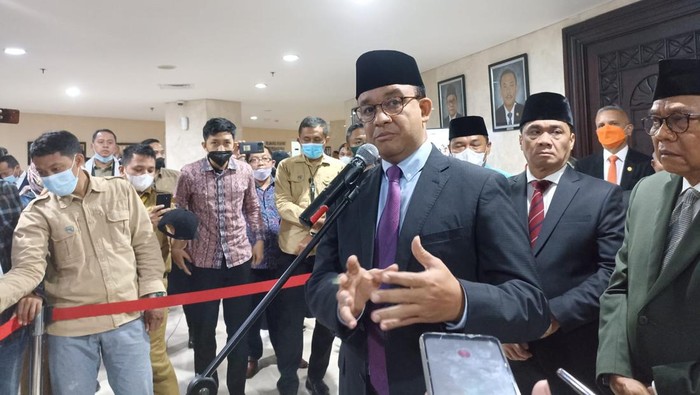 Anies Baswedan usai rapat paripurna DPRD DKI (Tiara-detikcom)