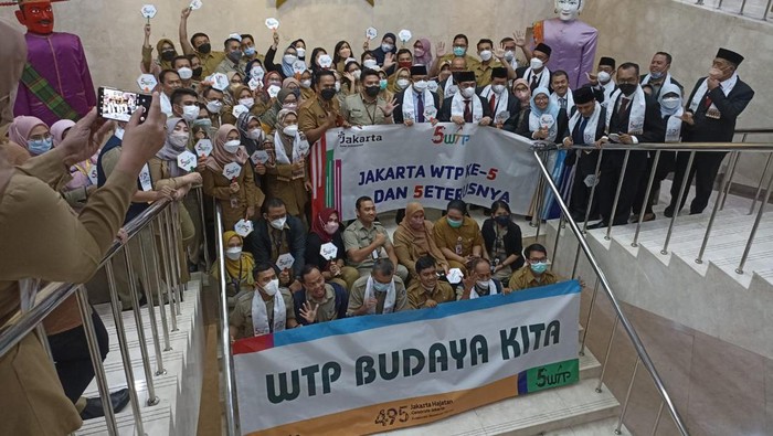 Anies Baswedan usai rapat paripurna DPRD DKI (Tiara-detikcom)