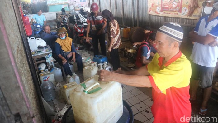 Antrean pembeli minyak goreng di Pasar Bitingan Kudus, Selasa (31/5/2022)