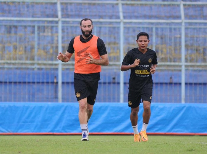 Sergio Silva kembali ke Arema FC setelah menikmati libur panjang di negaranya, Portugal. Melihat skuad Singo Edan saat ini, ia langsung positive vibes atau memancarkan aura positif.