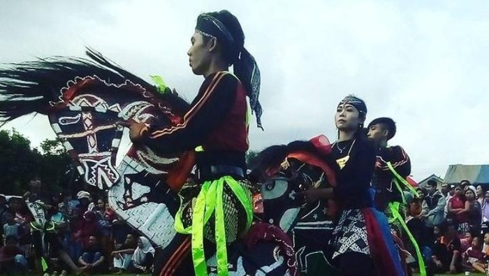 Atraksi ebeg di Pangandaran.