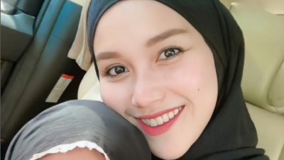 10 Gaya Ayu Ting Ting Pakai Hijab Saat Umrah yang Banjir Pujian