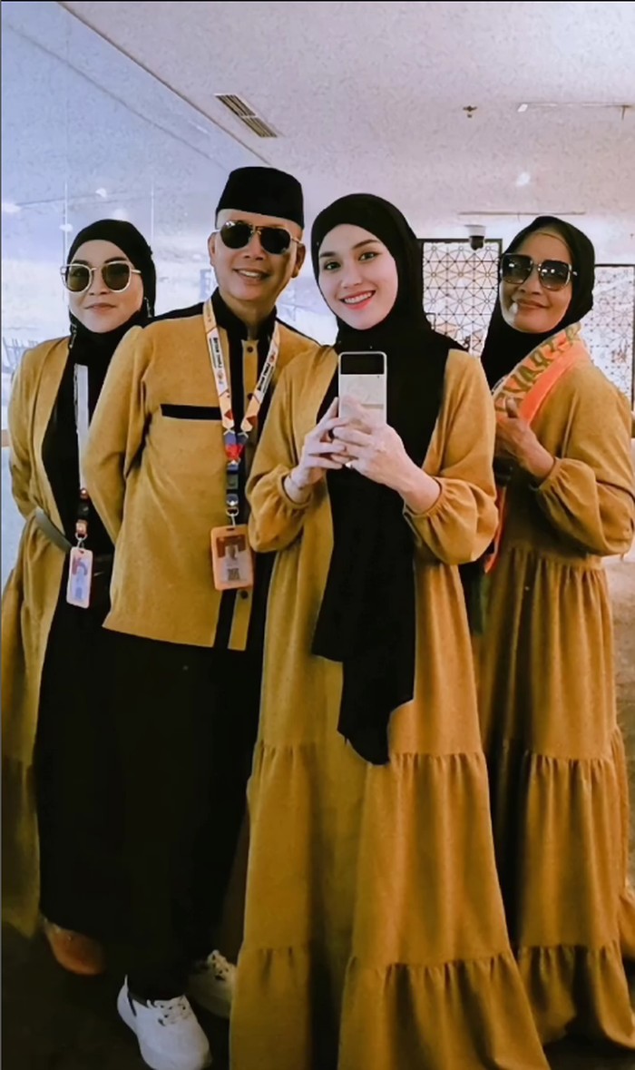 Ayu Ting Ting saat umrah. Ayu Ting Ting saat umrah.