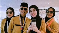 Ayu Ting Ting dan keluarga saat bertolak ke Mekkah. Foto: Dok. Insgatram @ayfans_.