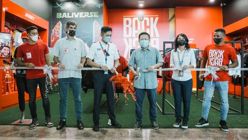 Bali United Store membuka gerai yang baru di terminal keberangkatan internasional Bandara I Gusti Ngurah Rai, Bali hari Senin (30/5)