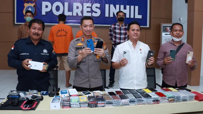Barang bukti selundupan Iphone ilegal