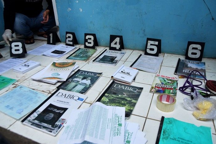 Barang bukti yang dikumpulkan dari rumah NAS, tersangka teroris yang ditangkap di Tambun, Kab Bekasi. (ANTARA FOTO/Arisanto)