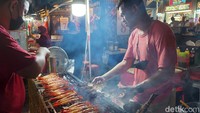 Kawasan ini masih berada di Lau Pa Sat. Yap, sesuai dengan namanya, sepanjang sini kamu temukan jajaran kios sate dengan wangi menggoda selera. (Syanti/detikcom)