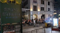 Salah satu daya tarik dari Lau Pa Sat adalah Satay Street. Yap, sesuai dengan namanya, sepanjang sini kamu temukan jajaran kios sate dengan wangi menggoda selera.