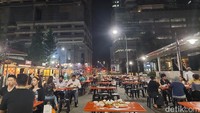 Di hari biasa kedai ini buka pada pukul 6 sore, namun baru melayani pada pukul 7. Kalau weekend jam 5 sore mereka sudah nyalakan api. Untuk jam tutup di hari kerja jam 12 malam dan weekend pada pukul 01.30 pagi