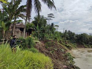 4 Rumah Rusak Gegara Bibir Sungai Cisimeut Longsor
