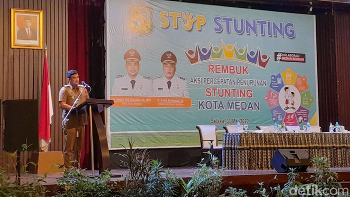 Bobby Nasution menyampaikan sambutan pada acara  Rembuk Aksi Percepatan Penanganan Stunting di Medan.
