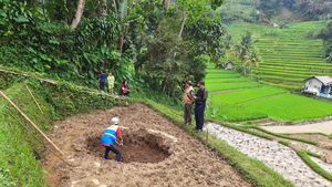 Warga Bandung Barat Digegerkan Lubang Misterius di Tengah Sawah