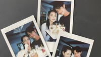 Saat Bright ulang tahun, Davika memberikan kue kepadanya. Momen itu diabadikan dalam beberapa foto Instax. (dok. Instagram @bbrightvc) 
