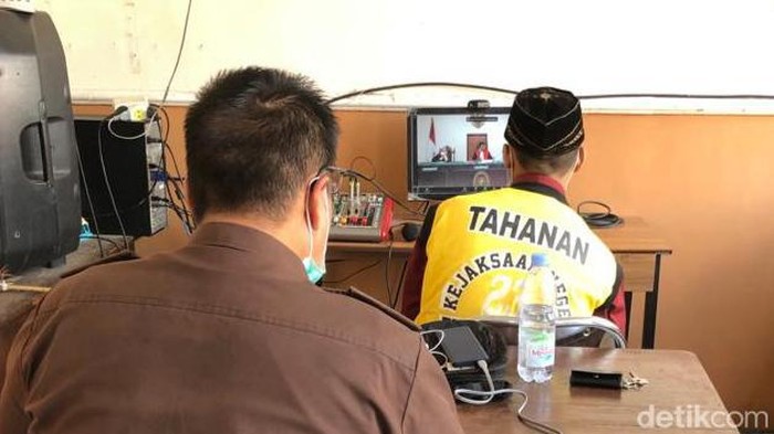 bus tertabrak kereta api di tulungagung