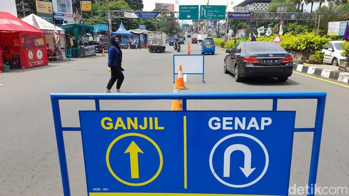 Ganjil genap tanggal merah di Puncak mulai berlaku siang ini, Selasa (31/5/2022). Sistem ganjil genap tanggal merah di Puncak akan berlaku selama dua hari.