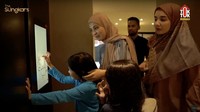 Shireen Sungkar juga punya kulkas terbaru dilengkapi layar sentuh yang bisa dicorat-coret. Foto: Youtube/The Sungkars