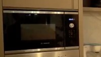 Oven dan microwave pun tampak berjejer di dalam dapur bersih milik artis muda ini. Foto: Youtube/The Sungkars