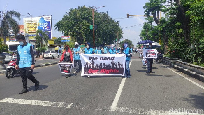 Demo long march pengungsi Afganistan ke Kantor DPRD Sidoarjo