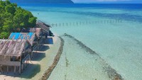 Traveler bisa bermalam di home stay yang tersedia. Pulangnya tinggal beli oleh-oleh khas kerajinan tangan dari perempuan-perempuan di desa ini, salah satunya yaitu topi manta. (Kampung Wisata Arborek/Instagram)