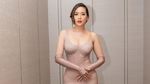 5 Pose Memukau Elvira Devinamira Pakai Gaun Terinspirasi Marilyn Monroe