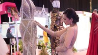 Aku bikin di Bali, aku pun puas dengan hasilnya, tutur Elvira mengenai gaun yang dikenakannya. Foto: dok. Pribadi Elvira Devinamira by Glenn Franklin