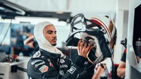 Pascal Wehrlein sekarang menjadi rekan setim buat Andre Lotterer. Sebelum bertualang ke Formula E, Pascal Wehrlein pernah menjadi rekan setim Rio Haryanto di F1. Dia bergabung dengan Manor Racing Tim pada 2016 silam. Usai menjalani debut di F1, pebalap asal Jerman itu telah dikontrak oleh Sauber hingga berakhir pada 2018. Foto: Porsche