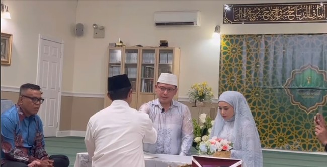 Salah satu orang yang menjadi saksi pernikahan Terry Putri adalah pelawak dan pembawa acara Abdel Achrian. Selamat @terryputri dan Derly, semoga berkah berkah berkah, ucap Abdel dalam unggahannya di Instagram @abdelachrian. Abdel tampak mengenakan batik bernuansa biru. Foto: Dok. Instagram @abdelachrian.