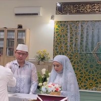 Salah satu orang yang menjadi saksi pernikahan Terry Putri adalah pelawak dan pembawa acara Abdel Achrian. Selamat @terryputri dan Derly, semoga berkah berkah berkah, ucap Abdel dalam unggahannya di Instagram @abdelachrian. Abdel tampak mengenakan batik bernuansa biru. Foto: Dok. Instagram @abdelachrian.