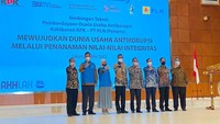 Direktur Utama (Dirut) PLN Darmawan Prasojo menyambut baik kerja sama ini. Dia memandang pemberian rompi ini merupakan yang pertama kalinya oleh KPK kepada dunia usaha. Ia memandang hal tersebut sebagai awal yang baik. (Foto: Azhar Bagas Ramadhan/detikcom)  