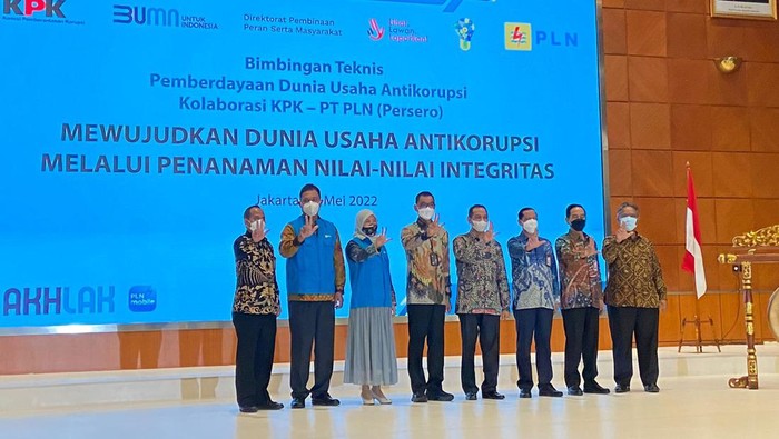 Foto-foto Rompi Biru Penangkal Korupsi ala KPK Foto-foto Rompi Biru Penangkal Korupsi ala KPK