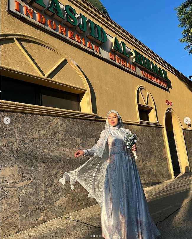 Pada hari pernikahannya, Terry Putri memakai gaun simpel bahan silk bernuansa baby bule. Terry, suami dan keluarganya kompak memakai busana dari My De Label by YS. Gaun yang dipakai Terry, terdapat ikat pinggang yang menambah kesan elegan.  Foto: Dok. Instagram @kiryodt.