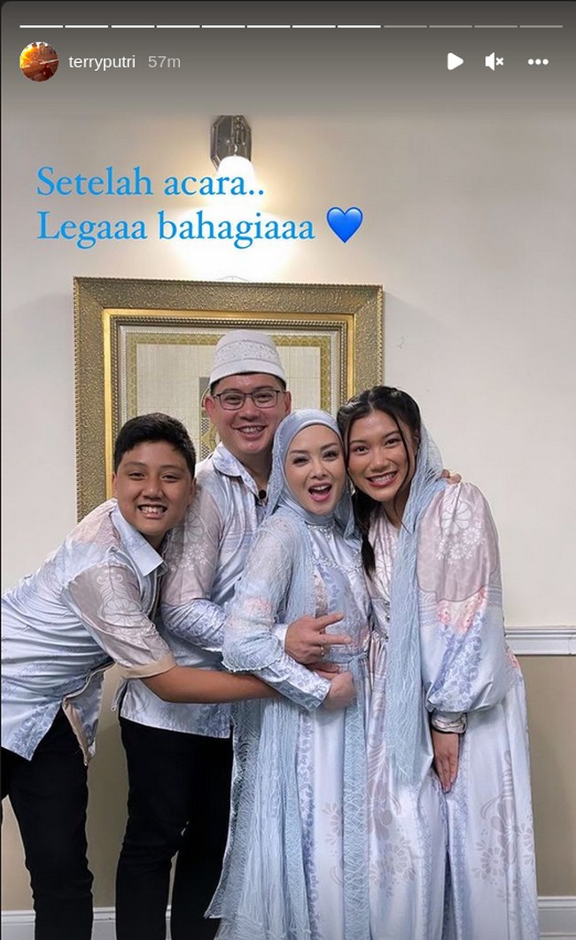 Setelah mengadakan akad nikah, wanita yang bernama lengkap Terry Naharyana Enaniey Putri ini mengaku lega sekaligus bahagia. Setelah acara legaa bahagiaa, tulis Terry. Foto: Dok. Instagram @terryputri.