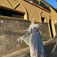 Pada hari pernikahannya, Terry Putri memakai gaun simpel bahan silk bernuansa baby bule. Terry, suami dan keluarganya kompak memakai busana dari My De Label by YS. Gaun yang dipakai Terry, terdapat ikat pinggang yang menambah kesan elegan.  Foto: Dok. Instagram @kiryodt.