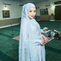 Pemenang Panasonic Gobel Awards 2014 sebagai presenter olahraga favorit ini tampil flawless berkat MUA @kiryodt, dengan riasan natural, softlens, riasan mata yang tajam, dan lipstick warna coral. Foto: Dok. Instagram @kiryodt.