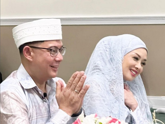 Setelah 10 tahun menyandang status janda, Terry Putri menikah lagi. Dia pun mengucapkan terima kasih bagi semua pihak yang sudah memberikan doa dan dukungan. Alhamdulillaah keberkahan, kabaikan, keselamatan & kebahagiaan 🤲❤️. Terimaksih untuk semua dukungan, harapan & doa, tulis akun Instagram @terryputri. Foto: Dok. Instagram @terryputri.