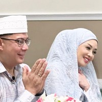 Setelah 10 tahun menyandang status janda, Terry Putri menikah lagi. Dia pun mengucapkan terima kasih bagi semua pihak yang sudah memberikan doa dan dukungan. Alhamdulillaah keberkahan, kabaikan, keselamatan & kebahagiaan 🤲❤️. Terimaksih untuk semua dukungan, harapan & doa, tulis akun Instagram @terryputri. Foto: Dok. Instagram @terryputri.