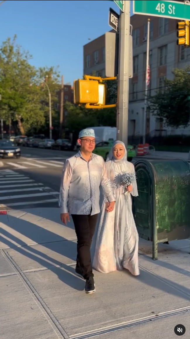 Pembawa acara dan model Terry Putri mengunggah foto pernikahannya di akun Instagram pribadi miliknya. Terry Putri menikah dengan Derly Darmawan di masjid Al-Hikmah New York, Amerika Serikat (29/5/2022). Foto: Dok. Instagram @terryputri.