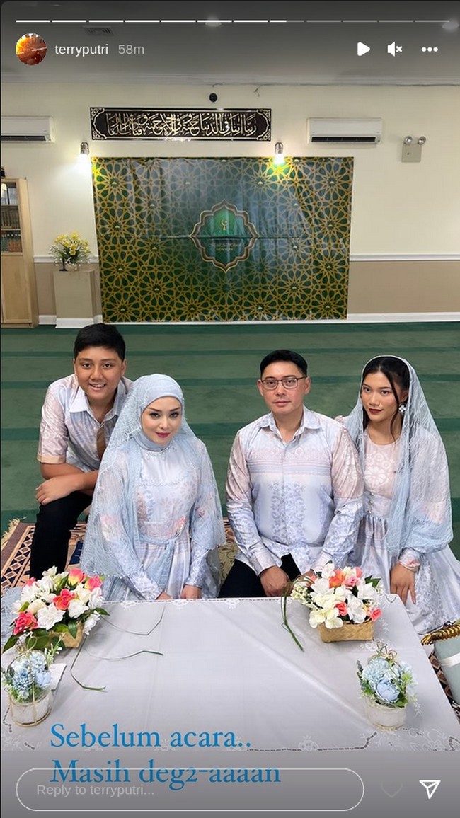 Terry Putri melengkapi penampilannya di hari pernikahannya dengan hijab segi empat bahan satin yang diikat ke belakang. Hijabnya dilengkapi dengan veil wedding brokat warna senada yang menyatu dengan hijab. Veil tersebut juga dibentuk menutupi bagian lengan. Foto: Dok. Instagram @terryputri.