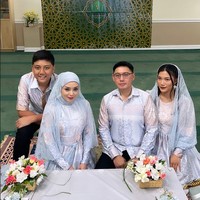 Terry Putri melengkapi penampilannya di hari pernikahannya dengan hijab segi empat bahan satin yang diikat ke belakang. Hijabnya dilengkapi dengan veil wedding brokat warna senada yang menyatu dengan hijab. Veil tersebut juga dibentuk menutupi bagian lengan. Foto: Dok. Instagram @terryputri.