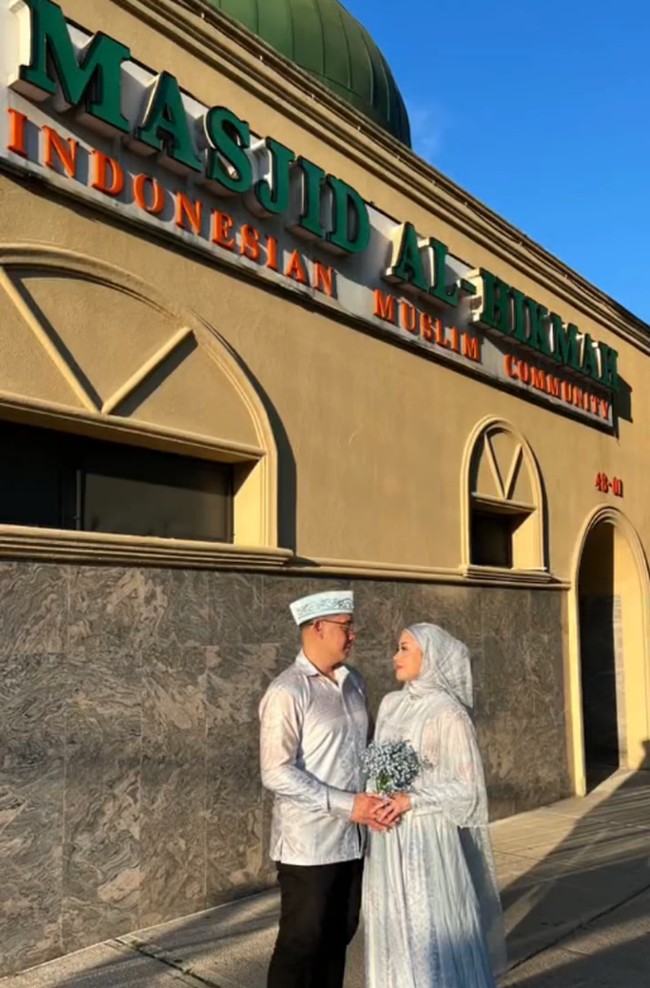 Derly Darmawan merupakan teman sekolah Terry Putri saat duduk di bangku TK sampai SMA. Terry merasa bahagia karena bisa menikah dengan temannya sendiri. Lucky im in love with my best friend ❤️, tulis Terry. Foto: Dok. Instagram @kiryodt.