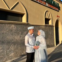 Derly Darmawan merupakan teman sekolah Terry Putri saat duduk di bangku TK sampai SMA. Terry merasa bahagia karena bisa menikah dengan temannya sendiri. Lucky im in love with my best friend ❤️, tulis Terry. Foto: Dok. Instagram @kiryodt.