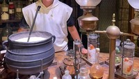  Iman Usman juga memiliki caranya sendiri untuk pergi berlibur dan bersenang-senang. Mengunjungi wahana Hogwarts, Iman Usman memamerkan aksinya memasak ramuan ala film Harry Potter. Foto: Instagram/imanusman
