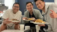 Sosoknya yang mudah bergaul juga membuat Iman usman punya banyak teman. Sebagai sesama pelajar Indonesia di Amerika Serikat, Iman Usman sempat makan bersama Leo Edwin. Foto: Instagram/imanusman